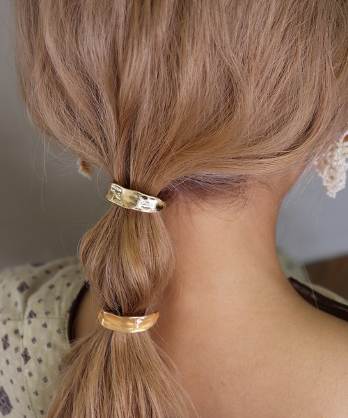 voov（ブーブ）の「ゴールド メタル ニュアンス 凹凸 ポニーフック 2個セット（その他ヘアアクセサリー・レディース・ゴールド/シルバー・フリー）」の3枚目の写真