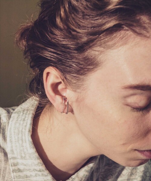 and cloud(アンドクラウド)の「Layered Cuff Curb Chain(イヤーカフ・レディース・シルバー/イエローゴールド・FREE)」の9枚目の写真