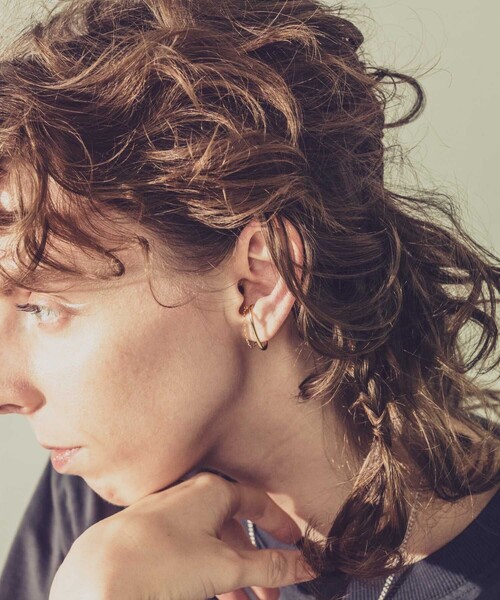 and cloud(アンドクラウド)の「Layered Cuff Curb Chain(イヤーカフ・レディース・シルバー/イエローゴールド・FREE)」の13枚目の写真