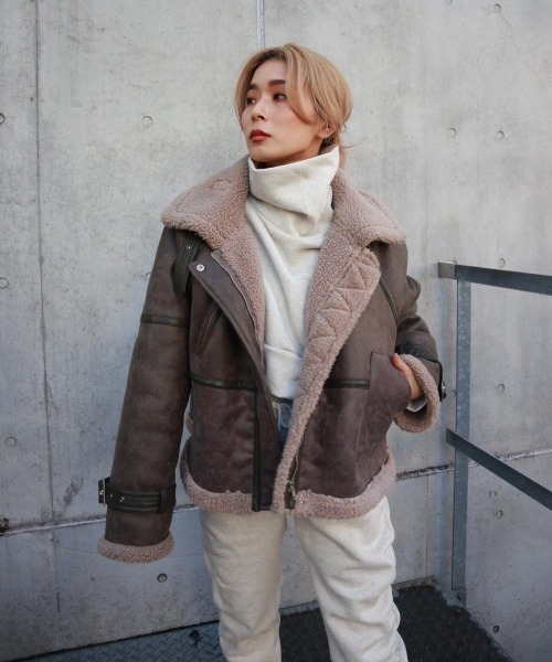 FIG&VIPER（フィグアンドバイパー）の「Fムートンショートコート（その他アウター・レディース・ブラック/グレー・FREE）」の2枚目の写真