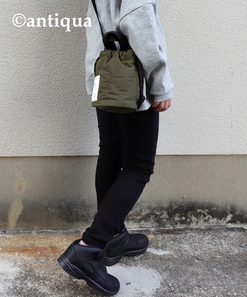 antiqua（アンティカ）の「2wayキルティング巾着バッグ（ショルダーバッグ・キッズ・カーキ/ブラック・FREE）」の6枚目の写真