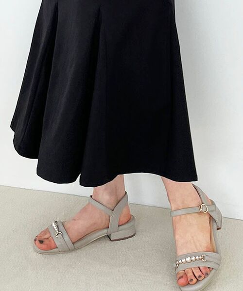 MAJESTIC LEGON（マジェスティックレゴン）の「ローヒールパールサンダル（サンダル・レディース・グレイッシュベージュ/ブラック/アイボリー・SMALL/MEDIUM/X-LARGE/LARGE）」の3枚目の写真