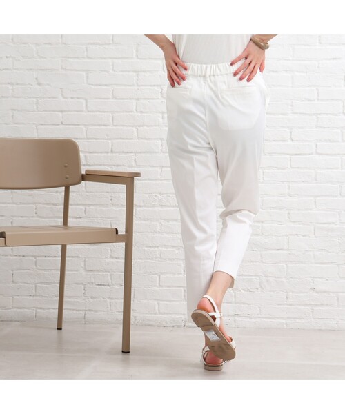 SHOO・LA・RUE（シューラルー）の「◆【SS－3L/美脚シルエット/3Dスキャン/オールシーズン可】 オンにもオフにも○ サテン スティックパンツ（その他パンツ・レディース・ライトベージュ/ライトグリーン/イエロー/ホワイト系/ブラック/ピンク系/ブルー/カーキ・01/04/02/03/05/10）」の14枚目の写真