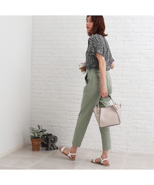 SHOO・LA・RUE（シューラルー）の「◆【SS－3L/美脚シルエット/3Dスキャン/オールシーズン可】 オンにもオフにも○ サテン スティックパンツ（その他パンツ・レディース・ライトベージュ/ライトグリーン/イエロー/ホワイト系/ブラック/ピンク系/ブルー/カーキ・01/04/02/03/05/10）」の22枚目の写真