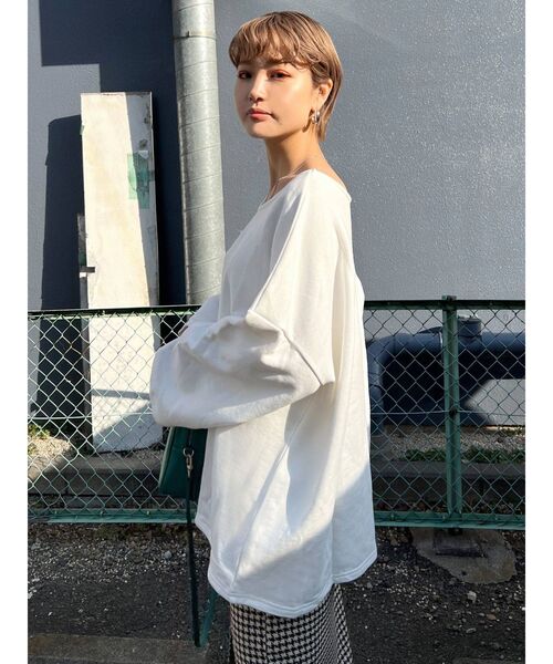 EMODA（エモダ）の「ディープVオーバートップ（Tシャツ/カットソー・レディース・ホワイト/ブラック/ピンク/ブルー・FREE）」の2枚目の写真