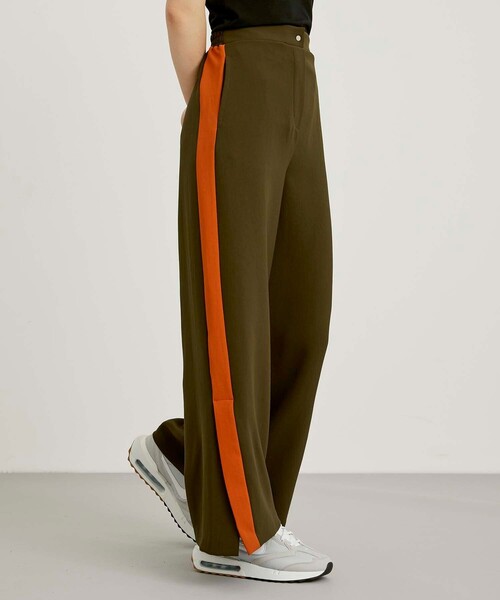 CITY TOKYO（シティトウキョウ）の「スリットフレアワイドパンツ（スラックス・レディース・グリーン/ネイビー/カーキ/ブラック・1/2）」の3枚目の写真