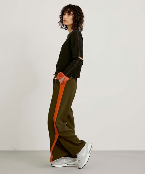 CITY TOKYO（シティトウキョウ）の「スリットフレアワイドパンツ（スラックス・レディース・グリーン/ネイビー/カーキ/ブラック・1/2）」の9枚目の写真