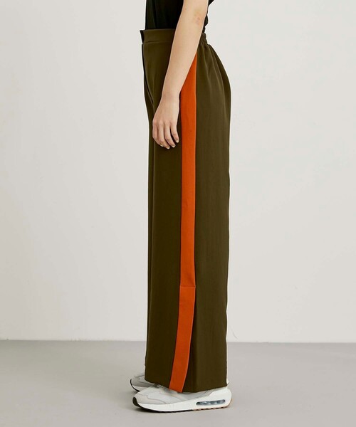 CITY TOKYO（シティトウキョウ）の「スリットフレアワイドパンツ（スラックス・レディース・グリーン/ネイビー/カーキ/ブラック・1/2）」の15枚目の写真