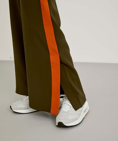 CITY TOKYO（シティトウキョウ）の「スリットフレアワイドパンツ（スラックス・レディース・グリーン/ネイビー/カーキ/ブラック・1/2）」の17枚目の写真