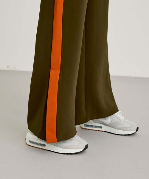 CITY TOKYO（シティトウキョウ）の「スリットフレアワイドパンツ（スラックス・レディース・グリーン/ネイビー/カーキ/ブラック・1/2）」の18枚目の写真