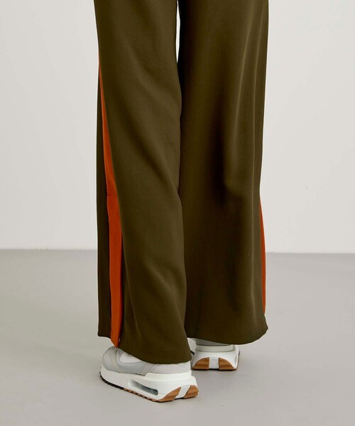 CITY TOKYO（シティトウキョウ）の「スリットフレアワイドパンツ（スラックス・レディース・グリーン/ネイビー/カーキ/ブラック・1/2）」の19枚目の写真