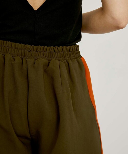 CITY TOKYO（シティトウキョウ）の「スリットフレアワイドパンツ（スラックス・レディース・グリーン/ネイビー/カーキ/ブラック・1/2）」の20枚目の写真