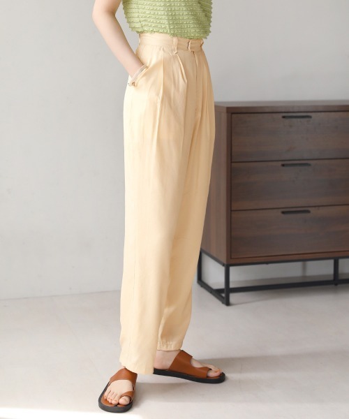 Bab（バブ）の「ツータックサテンライクテーパードパンツ（その他パンツ・レディース・アイボリー/キャメル/ライトブルー・M）」の2枚目の写真