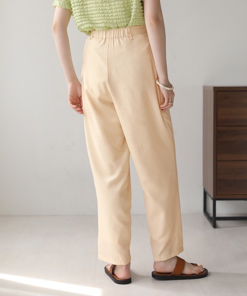 Bab（バブ）の「ツータックサテンライクテーパードパンツ（その他パンツ・レディース・アイボリー/キャメル/ライトブルー・M）」の6枚目の写真