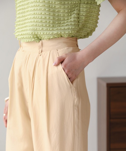 Bab（バブ）の「ツータックサテンライクテーパードパンツ（その他パンツ・レディース・アイボリー/キャメル/ライトブルー・M）」の8枚目の写真
