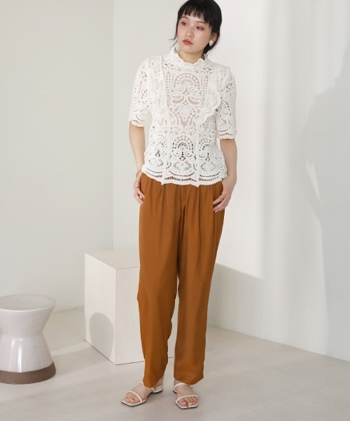 Bab（バブ）の「ツータックサテンライクテーパードパンツ（その他パンツ・レディース・アイボリー/キャメル/ライトブルー・M）」の20枚目の写真