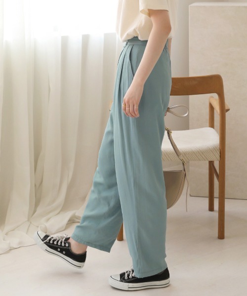 Bab（バブ）の「ツータックサテンライクテーパードパンツ（その他パンツ・レディース・アイボリー/キャメル/ライトブルー・M）」の17枚目の写真