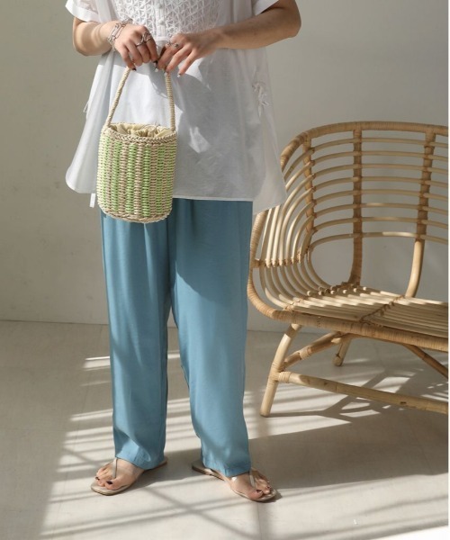 Bab（バブ）の「ツータックサテンライクテーパードパンツ（その他パンツ・レディース・アイボリー/キャメル/ライトブルー・M）」の21枚目の写真