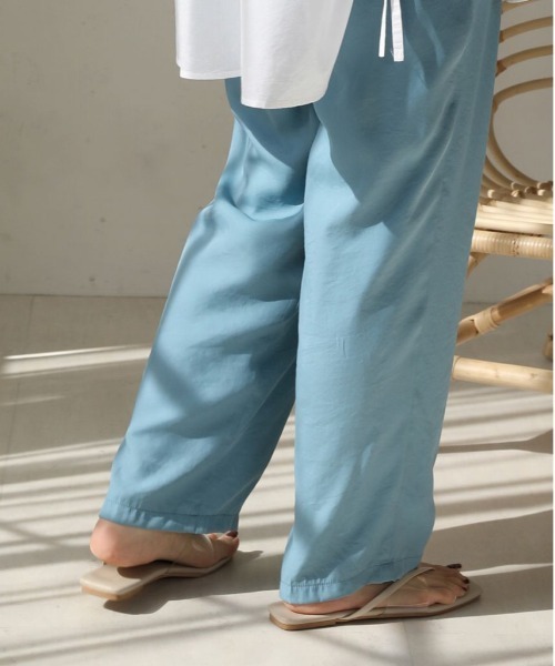 Bab（バブ）の「ツータックサテンライクテーパードパンツ（その他パンツ・レディース・アイボリー/キャメル/ライトブルー・M）」の22枚目の写真