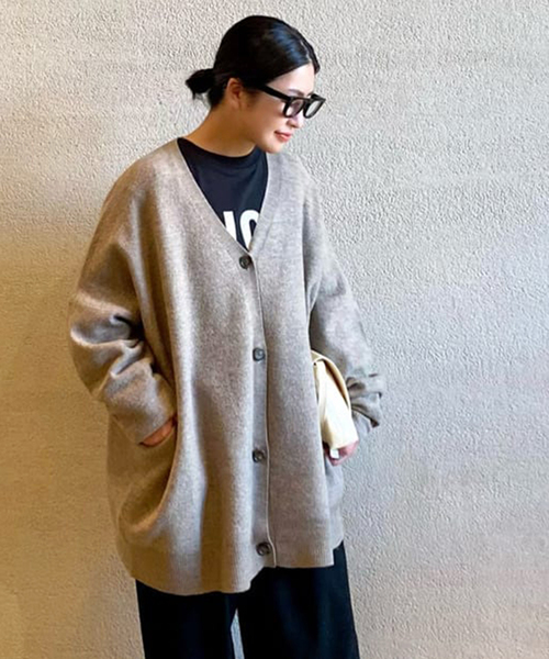 JOURNAL STANDARD LUXE（ジャーナルスタンダード　ラックス）の「メリノボイル Vネックカーディガン（カーディガン/ボレロ・レディース・チャコールグレー/ベージュ/ネイビー・FREE）」の2枚目の写真