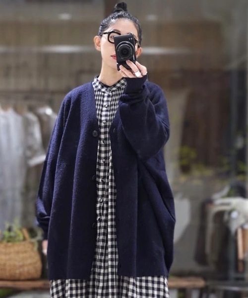 JOURNAL STANDARD LUXE（ジャーナルスタンダード　ラックス）の「メリノボイル Vネックカーディガン（カーディガン/ボレロ・レディース・チャコールグレー/ベージュ/ネイビー・FREE）」の4枚目の写真