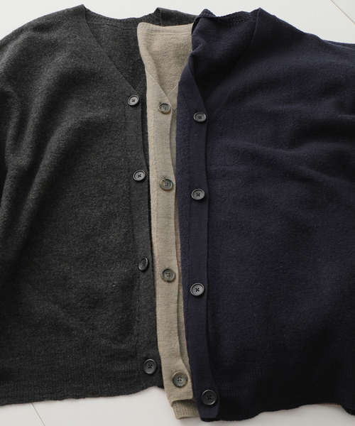 JOURNAL STANDARD LUXE（ジャーナルスタンダード　ラックス）の「メリノボイル Vネックカーディガン（カーディガン/ボレロ・レディース・チャコールグレー/ベージュ/ネイビー・FREE）」の9枚目の写真