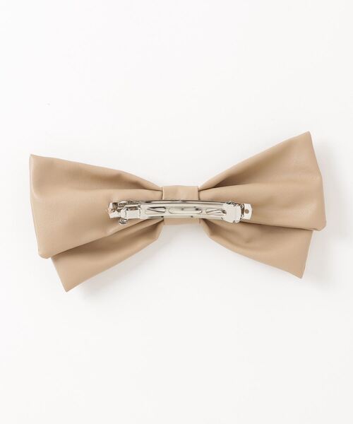 WC（ダブル シー）の「フェイクレザービッグリボンバレッタ（バレッタ/ヘアクリップ・レディース・ベージュ/ブラック・FREE）」の3枚目の写真