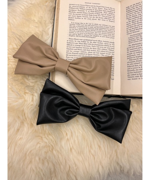 WC（ダブル シー）の「フェイクレザービッグリボンバレッタ（バレッタ/ヘアクリップ・レディース・ベージュ/ブラック・FREE）」の7枚目の写真