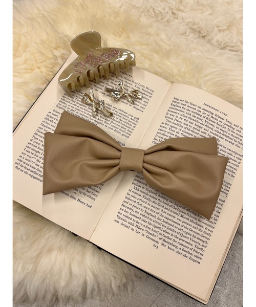 WC（ダブル シー）の「フェイクレザービッグリボンバレッタ（バレッタ/ヘアクリップ・レディース・ベージュ/ブラック・FREE）」の9枚目の写真