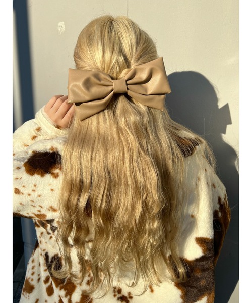 WC（ダブル シー）の「フェイクレザービッグリボンバレッタ（バレッタ/ヘアクリップ・レディース・ベージュ/ブラック・FREE）」の14枚目の写真