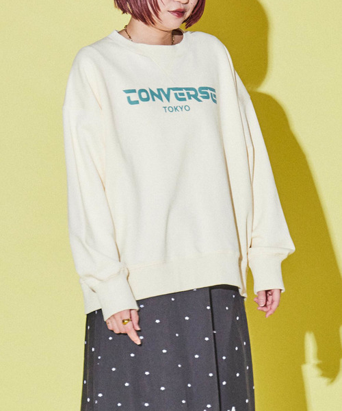 CONVERSE TOKYO（コンバーストウキョウ）の「フロッキーロゴスウェット（スウェット・レディース・アイボリー/チャコールグレー/ブラック・FREE）」の4枚目の写真