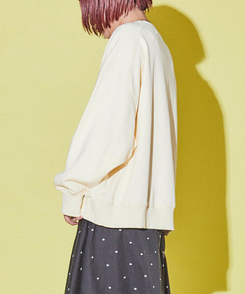 CONVERSE TOKYO（コンバーストウキョウ）の「フロッキーロゴスウェット（スウェット・レディース・アイボリー/チャコールグレー/ブラック・FREE）」の5枚目の写真