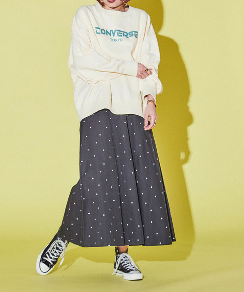 CONVERSE TOKYO（コンバーストウキョウ）の「フロッキーロゴスウェット（スウェット・レディース・アイボリー/チャコールグレー/ブラック・FREE）」の6枚目の写真