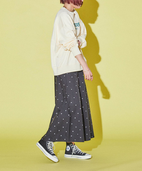 CONVERSE TOKYO（コンバーストウキョウ）の「フロッキーロゴスウェット（スウェット・レディース・アイボリー/チャコールグレー/ブラック・FREE）」の7枚目の写真