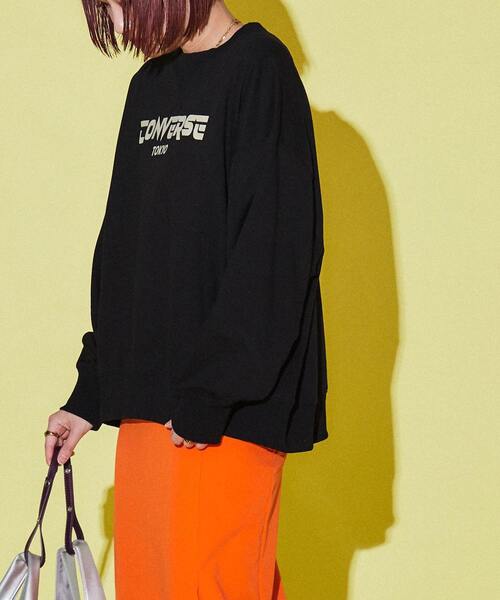 CONVERSE TOKYO（コンバーストウキョウ）の「フロッキーロゴスウェット（スウェット・レディース・アイボリー/チャコールグレー/ブラック・FREE）」の9枚目の写真