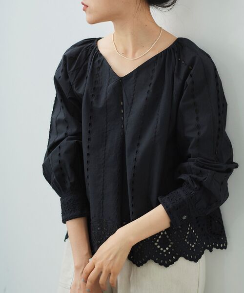 le.coeur blanc(ルクールブラン)の「カットワークレースショートブラウス(シャツ/ブラウス・レディース・オフホワイト/ブラック・38)」の1枚目の写真