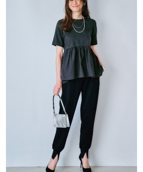 IEDIT（イディット）の「ＩＥＤＩＴ　汗じみ軽減加工がうれしい異素材遣いのペプラムトップス（Tシャツ/カットソー・レディース・グレイッシュベージュ/ブラック/ネイビー・MEDIUM/LARGE/X-LARGE/XX-LARGE）」の4枚目の写真