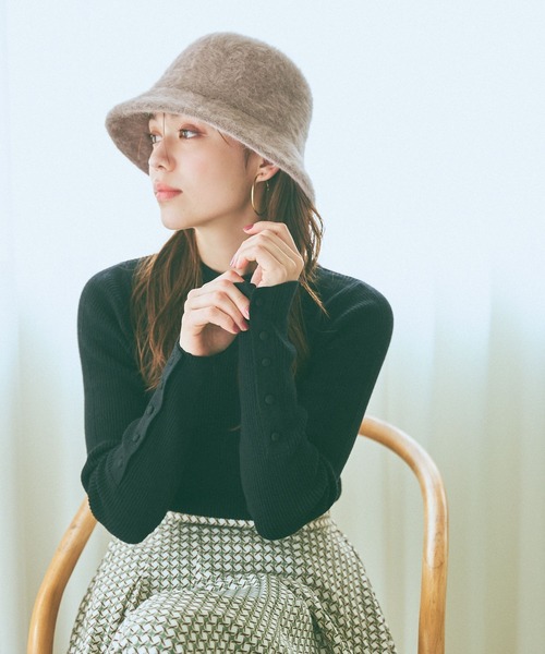 mysty woman（ミスティウーマン）の「袖ボタンタートルニット 972192（ニット/セーター・レディース・オフホワイト/モカ/ホワイト系その他/ブラック/ピンク/ブラック系その他/ブルー・FREE）」の4枚目の写真