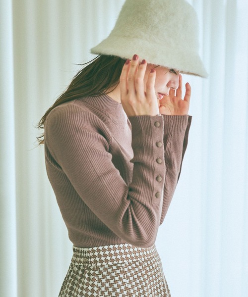 mysty woman（ミスティウーマン）の「袖ボタンタートルニット 972192（ニット/セーター・レディース・オフホワイト/モカ/ホワイト系その他/ブラック/ピンク/ブラック系その他/ブルー・FREE）」の6枚目の写真