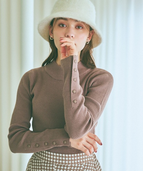 mysty woman（ミスティウーマン）の「袖ボタンタートルニット 972192（ニット/セーター・レディース・オフホワイト/モカ/ホワイト系その他/ブラック/ピンク/ブラック系その他/ブルー・FREE）」の17枚目の写真