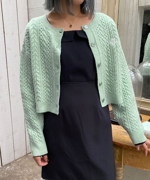 179/WG(イチナナキュウダブルジー)の「ロゴ刺繍入りケーブルニットショートカーディガン(カーディガン/ボレロ・レディース・グレー/オフホワイト/グリーン・FREE)」の3枚目の写真