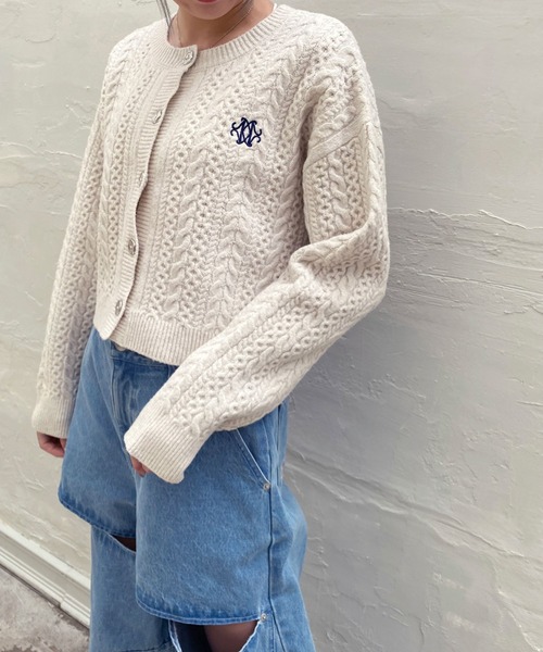 179/WG(イチナナキュウダブルジー)の「ロゴ刺繍入りケーブルニットショートカーディガン(カーディガン/ボレロ・レディース・グレー/オフホワイト/グリーン・FREE)」の16枚目の写真