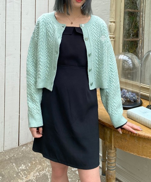 179/WG(イチナナキュウダブルジー)の「ロゴ刺繍入りケーブルニットショートカーディガン(カーディガン/ボレロ・レディース・グレー/オフホワイト/グリーン・FREE)」の20枚目の写真