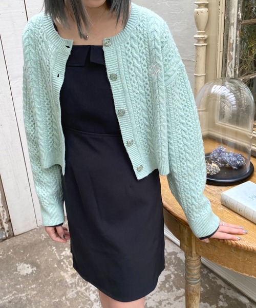 179/WG(イチナナキュウダブルジー)の「ロゴ刺繍入りケーブルニットショートカーディガン(カーディガン/ボレロ・レディース・グレー/オフホワイト/グリーン・FREE)」の21枚目の写真