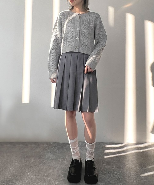 179/WG(イチナナキュウダブルジー)の「ロゴ刺繍入りケーブルニットショートカーディガン(カーディガン/ボレロ・レディース・グレー/オフホワイト/グリーン・FREE)」の22枚目の写真