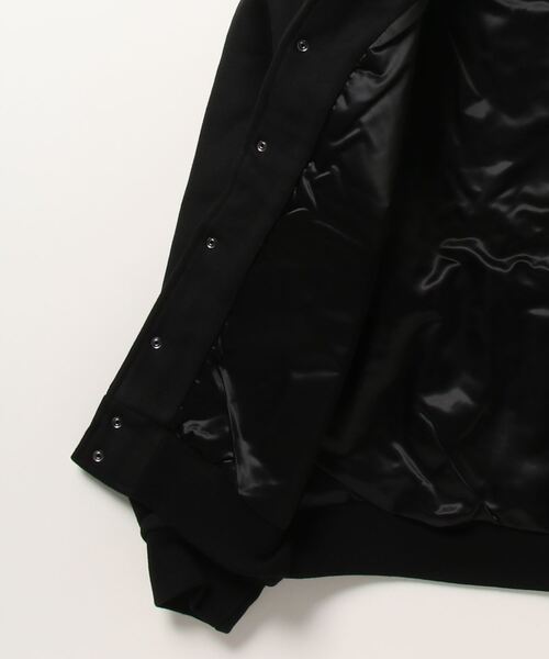 Carhartt WIP（カーハートダブリューアイピー）の「Carhartt WIP/カーハートダブリューアイピー WORK VARSITY BOMBER ボンバージャケット レギュラーフィット I032435（スタジャン・メンズ・ブラック/ブラウン・S/M/L/XL）」の4枚目の写真