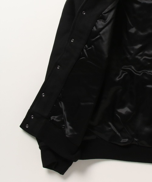 Carhartt WIP（カーハートダブリューアイピー）の「Carhartt WIP/カーハートダブリューアイピー WORK VARSITY BOMBER ボンバージャケット レギュラーフィット I032435（スタジャン・メンズ・ブラック/ブラウン・S/M/L/XL）」の7枚目の写真