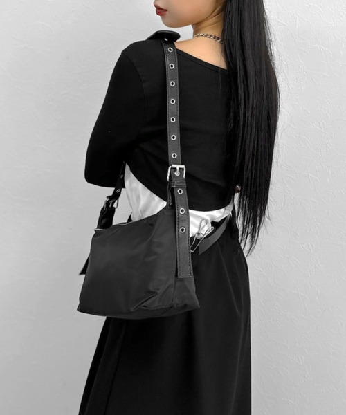 LVEU.（ラブユ.）の「【LVEU.】ベルトショルダースクエアバッグ / バッグ 鞄 BAG ショルダー スクエア 斜め掛け ブラック（ショルダーバッグ・レディース・ブラック・FREE）」の2枚目の写真