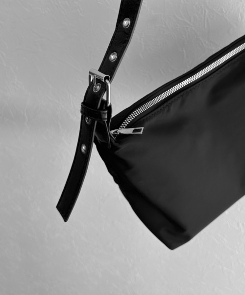 LVEU.（ラブユ.）の「【LVEU.】ベルトショルダースクエアバッグ / バッグ 鞄 BAG ショルダー スクエア 斜め掛け ブラック（ショルダーバッグ・レディース・ブラック・FREE）」の4枚目の写真