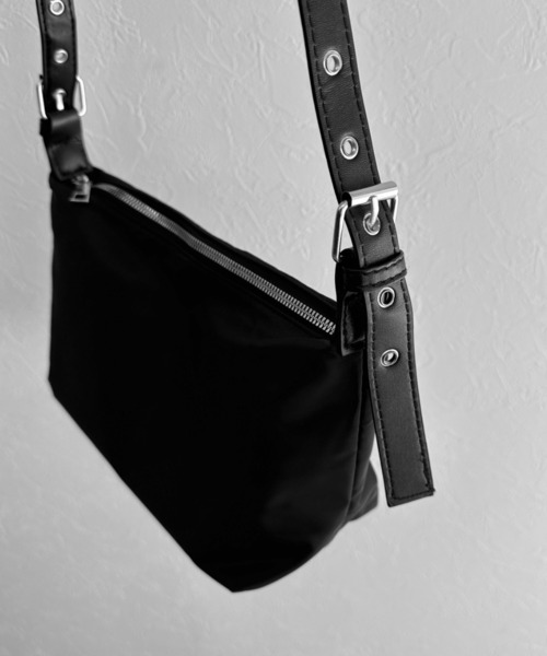 LVEU.（ラブユ.）の「【LVEU.】ベルトショルダースクエアバッグ / バッグ 鞄 BAG ショルダー スクエア 斜め掛け ブラック（ショルダーバッグ・レディース・ブラック・FREE）」の5枚目の写真